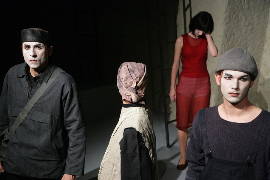 Foto von DER GUTE MENSCH VON SEZUAN von B. Brecht, Hermann Anthamatten, 2006